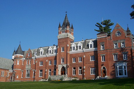 Bishop’s University: Kampus Kecil dengan Warisan Besar di Kanada